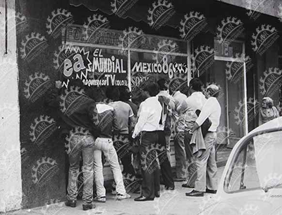 México 1986 - Gente viendo el mundial a través de una ventana